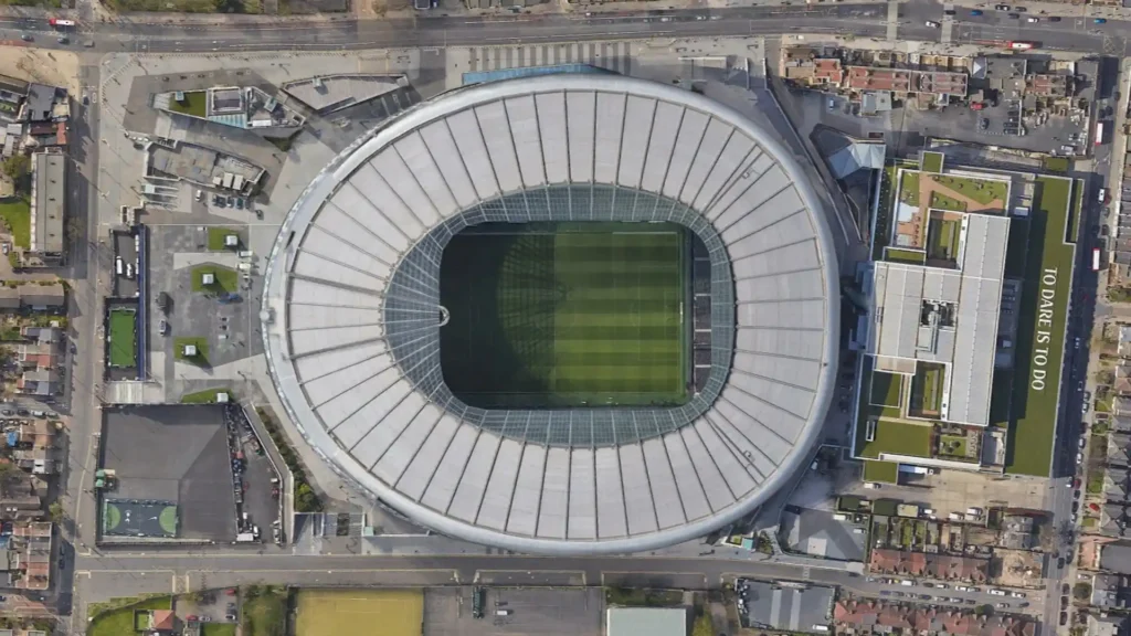 Every football fan recognizes the beauty of a stadium — but have you ever wondered why some are oval, others rectangular, or even egg-shaped?
The shape of a stadium defines how fans see the game, how sound travels, and how the atmosphere feels inside. Each form has a purpose — a reason it exists.
Let’s explore the main stadium shapes and how they impact design, functionality, and fan experience.